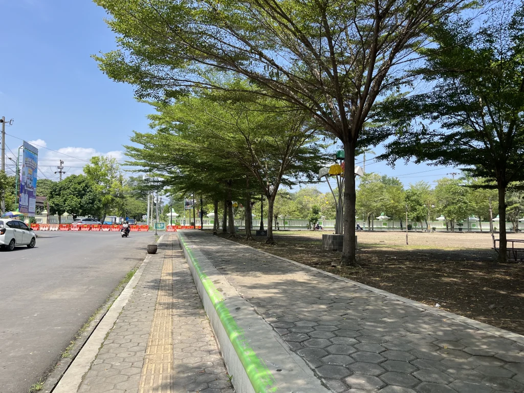 Kondisi Eksisting Alun-Alun Hanggawana Slawi Yang Menjadi Lokasi Perencanaan Revitalisasi Ruang Publik Kabupaten Tegal.
