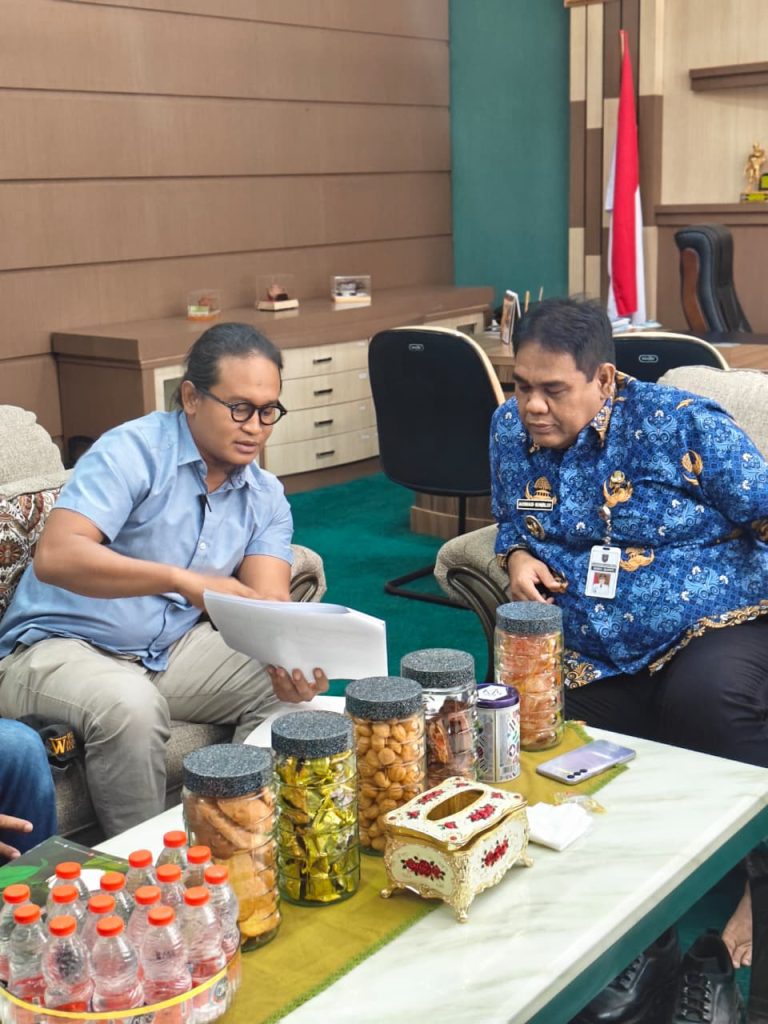 Arsitek Di Balik Alun-Alun Pancasila Kebumen Kini Dilibatkan Menata Jantung Kota Slawi 1 Ir. Imam Muthoha Berdiskusi Dengan Bapperida Dan Dpupr Kabupaten Tegal Mengenai Konsep Revitalisasi Alun-Alun Hanggawana Slawi.