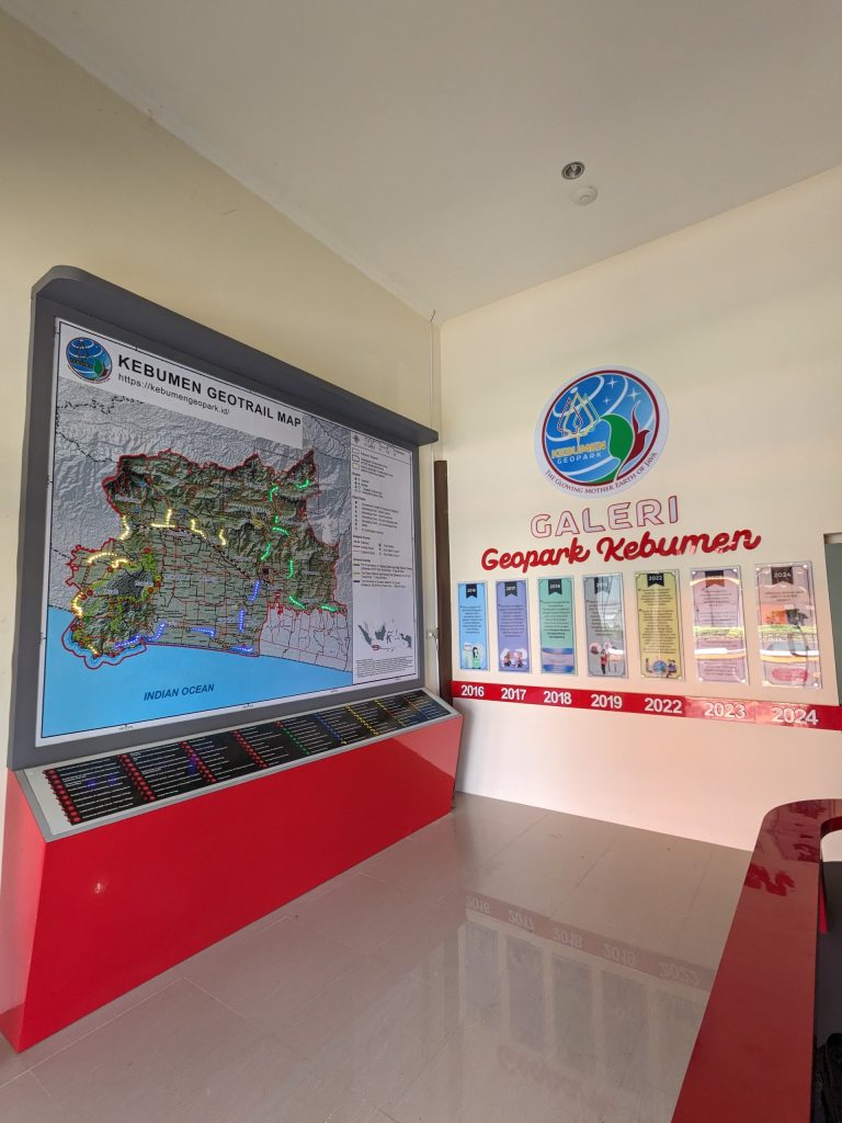 Peta Interaktif Dan Timeline Perjalanan Galeri Geopark Kebumen Yang Mengenalkan Geosite Serta Sejarah Unesco Global Geopark.