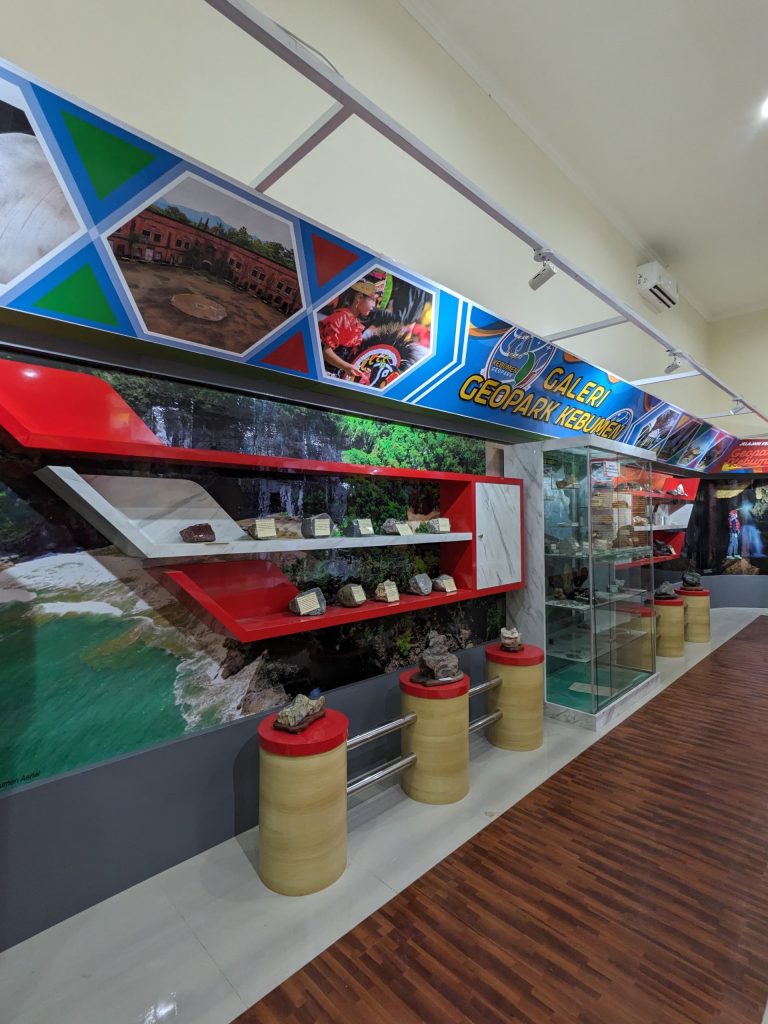 Koridor Galeri Geopark Kebumen Dengan Konsep Interior Modern Yang Mengarahkan Pengunjung Ke Setiap Zona Edukasi.