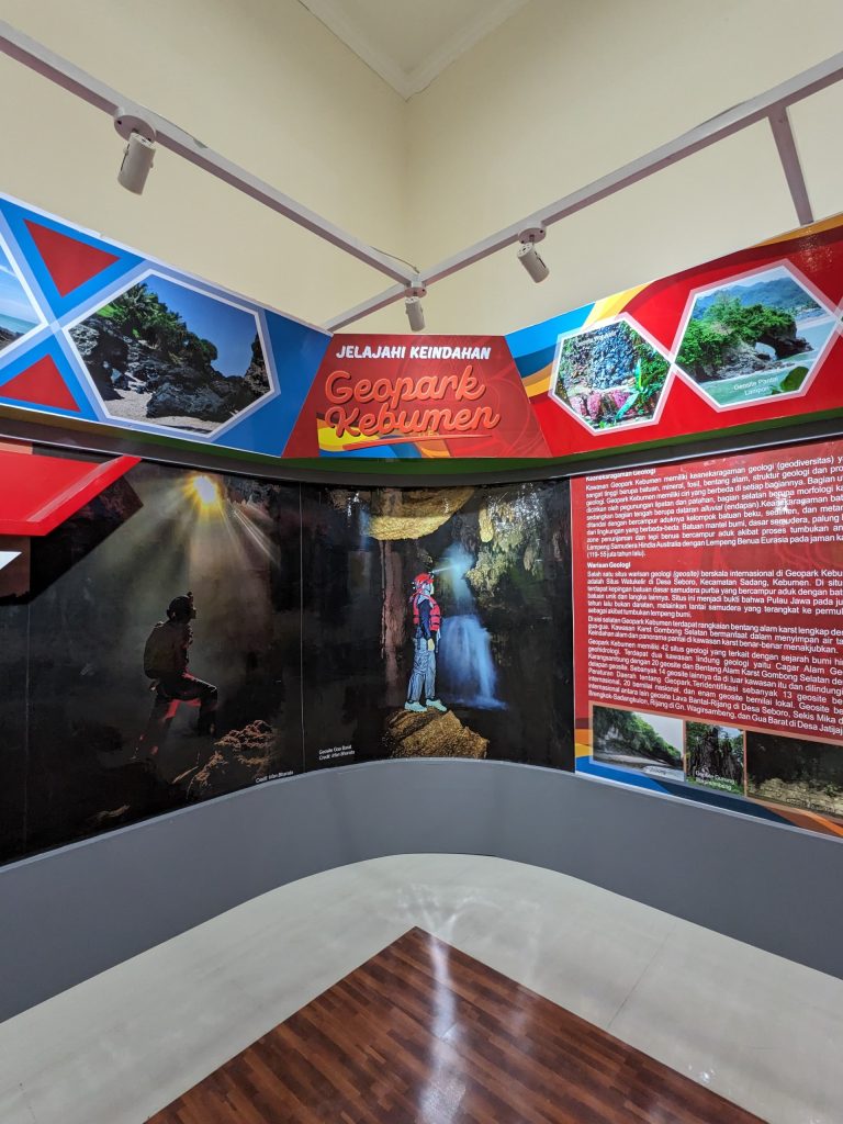 Journal 6 Display Geosite Unggulan Di Galeri Geopark Kebumen Yang Memperkenalkan Keindahan Alam Dan Warisan Geologi Kabupaten Kebumen.