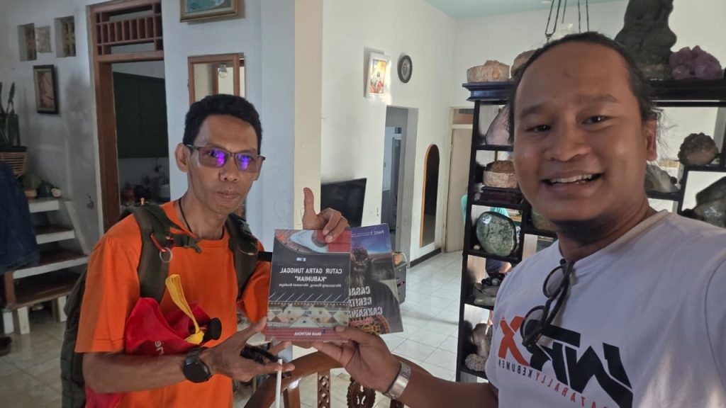 Dokumentasi Penelitian Prasasti Surya Majapahit Bersama Gus Bejo Dan Ir. Ar. Imam Muthoha Sebagai Bagian Kajian Sejarah Dan Arkeologi.