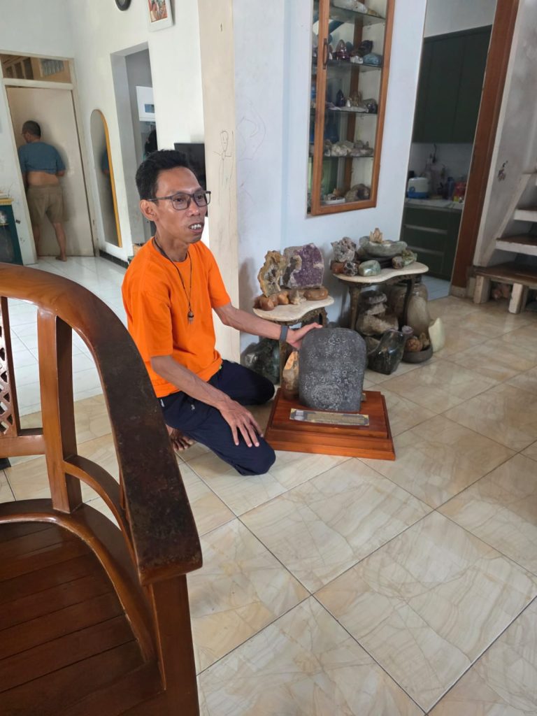 Prasasti Surya Majapahit Temuan Sungai Progo Diduga Jadi Bukti Awal Batas Wilayah Kerajaan Majapahit 2 Gus Bejo Menunjukkan Prasasti Surya Majapahit Temuan Sungai Progo Yang Menjadi Objek Penelitian Sejarah Dan Arkeologi.